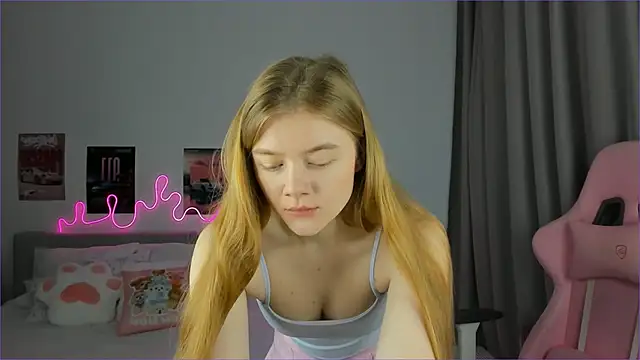 Snapshot of EvaRaee chatting on 03.20.26 EvaRaee online show from 03.20.26