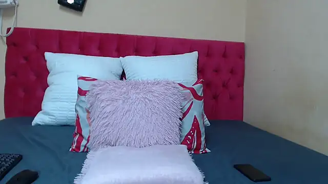 Snapshot of HornyLilHoney chatting on 04.08.26 HornyLilHoney online show from 04.08.26