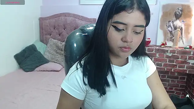 Snapshot of mila_quin chatting on 03.11.26 mila quin online show from 03.11.26