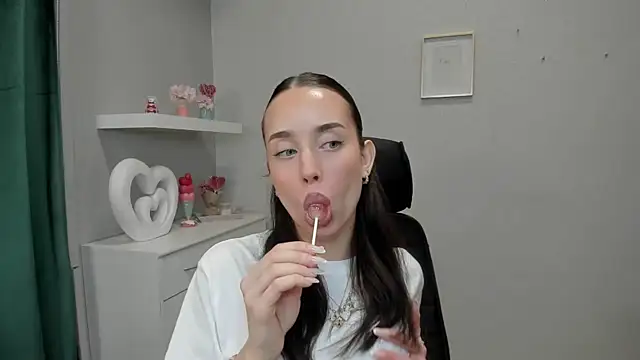 Snapshot of AdeleSolo chatting on 04.15.26 AdeleSolo online show from 04.15.26