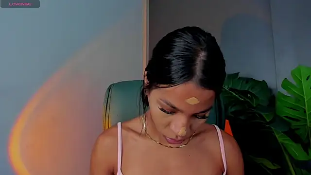 Snapshot of zara_leee chatting on 05.22.26 zara leee online show from 05.22.26