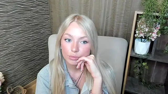 Snapshot of InellHovatter chatting on 02.18.26 InellHovatter online show from 02.18.26