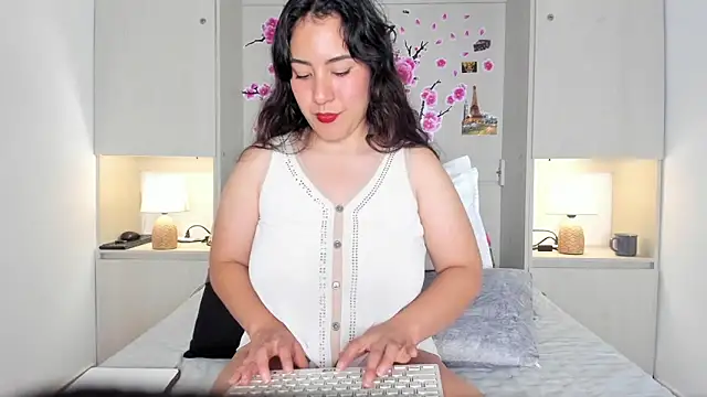 Snapshot of ElaRey_ chatting on 04.29.26 ElaRey online show from 04.29.26