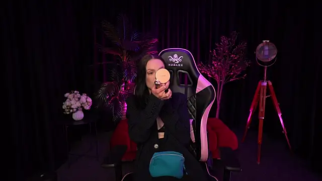 Snapshot of Wild_Alice_me chatting on 04.07.26 Wild Alice me online show from 04.07.26