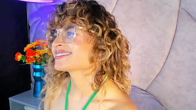 Snapshot of Emili_Rousee_ chatting on 02.17.26 Emili Rousee online show from 02.17.26