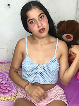 Snapshot of MiaLaus chatting on 02.18.26 MiaLaus online show from 02.18.26