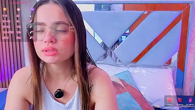 LittleeSara18 online show from 05.12.26
