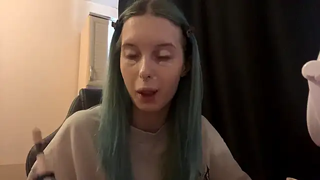 Snapshot of HatedClose chatting on 02.19.26 HatedClose online show from 02.19.26