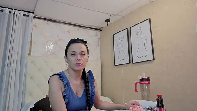 Snapshot of QueenSallyDesire chatting on 05.21.26 QueenSallyDesire online show from 05.21.26