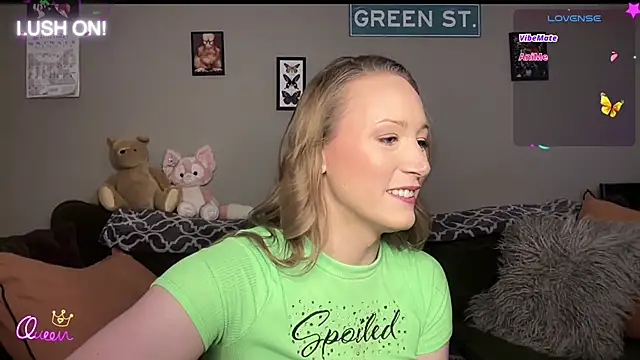 Snapshot of greenxxxqueen chatting on 03.18.26 greenxxxqueen online show from 03.18.26