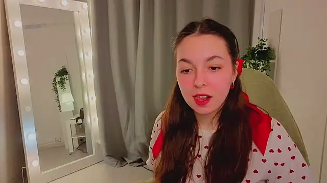 Snapshot of BellaThery chatting on 03.13.26 BellaThery online show from 03.13.26