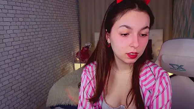 Snapshot of BellaThery chatting on 03.18.26 BellaThery online show from 03.18.26