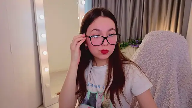 Snapshot of BellaThery chatting on 03.21.26 BellaThery online show from 03.21.26