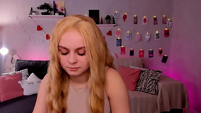 Snapshot of VivienAllen chatting on 02.21.26 VivienAllen online show from 02.21.26