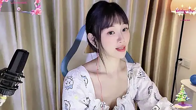 Snapshot of okyssa chatting on 04.28.26 okyssa online show from 04.28.26