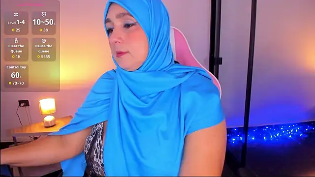 Snapshot of HijabiMilff chatting on 03.12.26 HijabiMilff online show from 03.12.26