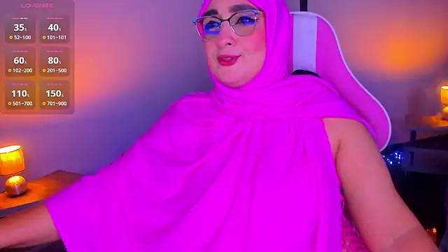 Snapshot of HijabiMilff chatting on 04.14.26 HijabiMilff online show from 04.14.26