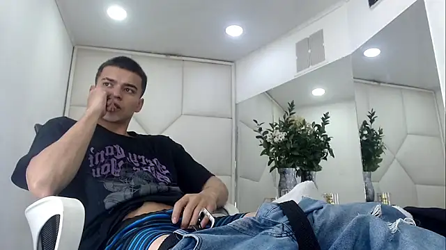 Snapshot of SanttiiBuck chatting on 02.27.26 SanttiiBuck online show from 02.27.26