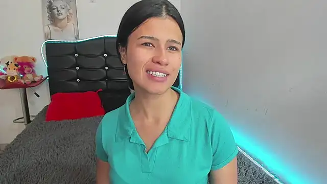Snapshot of LatinaQueen23 chatting on 05.04.26 LatinaQueen23 online show from 05.04.26