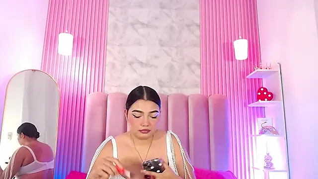 Snapshot of ArianaRougee chatting on 05.19.26 ArianaRougee online show from 05.19.26