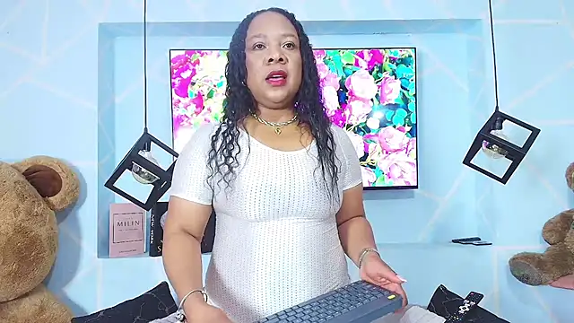 Snapshot of sharon_noa chatting on 05.27.26 sharon noa online show from 05.27.26