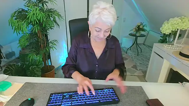 LovelyHelena online show from 10.19.25