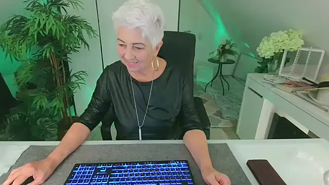 LovelyHelena online show from 10.24.25