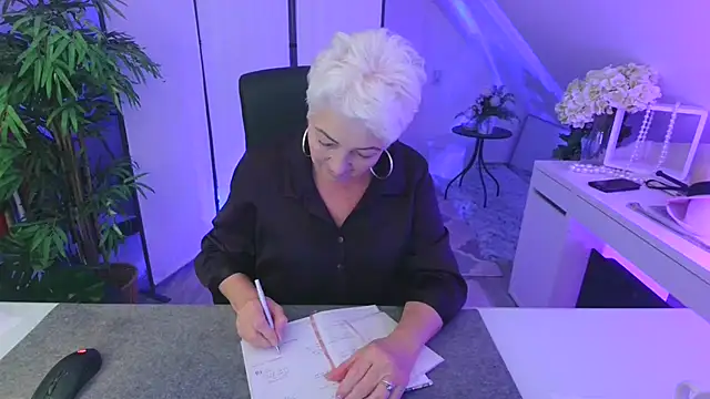 LovelyHelena online show from 10.25.25