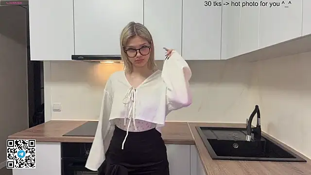 Snapshot of Carolini_i chatting on 04.21.26 Carolini i online show from 04.21.26