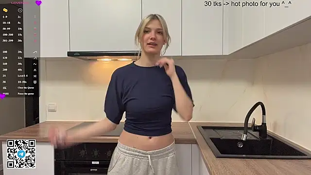 Snapshot of Carolini_i chatting on 04.27.26 Carolini i online show from 04.27.26