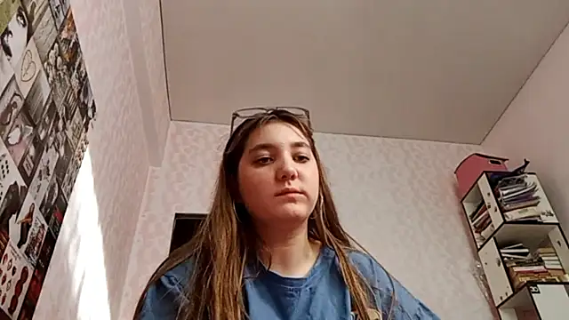 Snapshot of JanineThielman chatting on 06.19.26 JanineThielman online show from 06.19.26