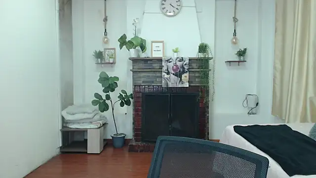 Emma hassani online show from 04.18.26