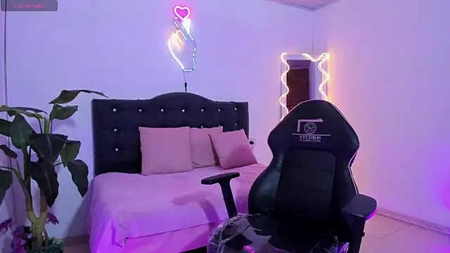 Snapshot of LINDSAY_TAY chatting on 04.09.26 LINDSAY TAY online show from 04.09.26