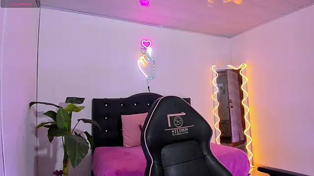 Snapshot of LINDSAY_TAY chatting on 04.11.26 LINDSAY TAY online show from 04.11.26