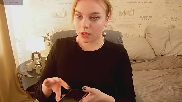 Snapshot of Glow_Margo chatting on 06.06.26 Glow Margo online show from 06.06.26