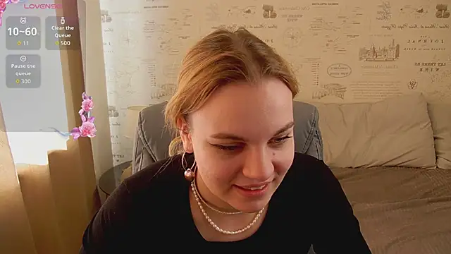 Snapshot of Glow_Margo chatting on 06.18.26 Glow Margo online show from 06.18.26
