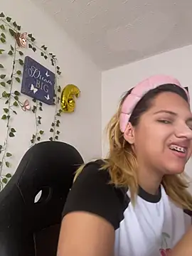 aurora bela online show from 04.14.26