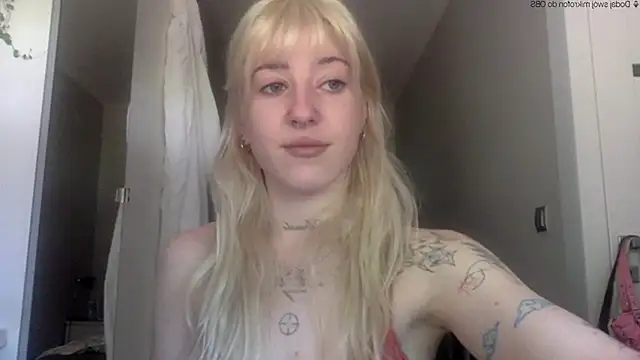 Snapshot of EmmyWet chatting on 05.29.26 EmmyWet online show from 05.29.26