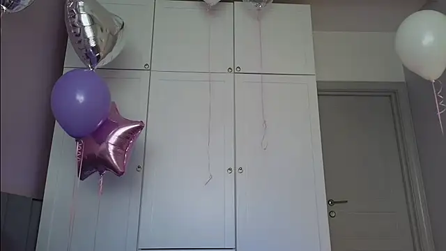 Snapshot of AliceTease chatting on 04.19.26 AliceTease online show from 04.19.26