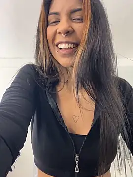 Snapshot of VioletaHills_ chatting on 06.19.26 VioletaHills online show from 06.19.26