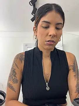 Snapshot of VioletaHills_ chatting on 06.23.26 VioletaHills online show from 06.23.26