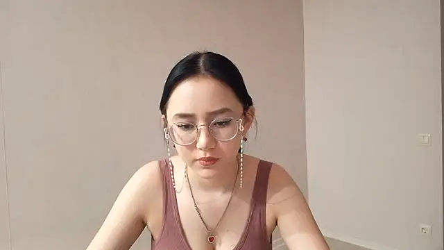 Snapshot of SolvedGlobe chatting on 04.03.26 SolvedGlobe online show from 04.03.26