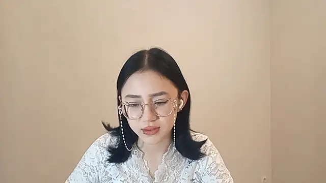 Snapshot of SolvedGlobe chatting on 04.10.26 SolvedGlobe online show from 04.10.26