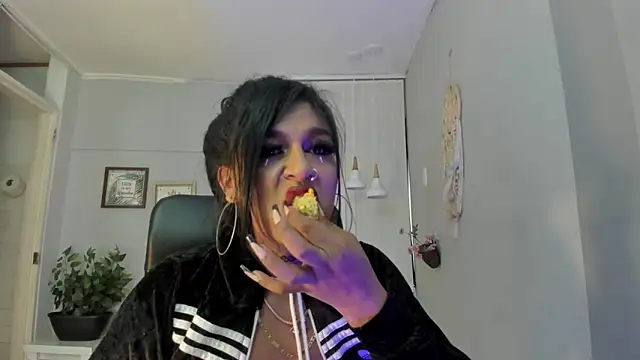 Nahomy Collins  online show from 03.31.26