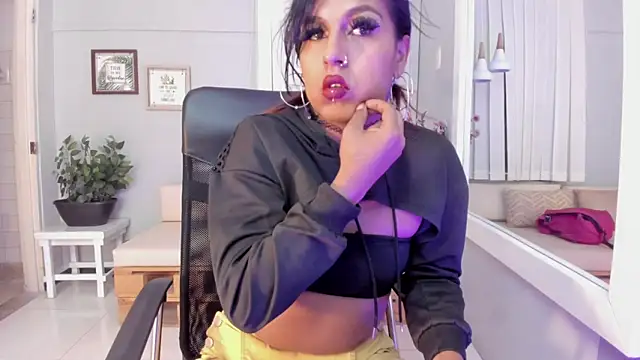 Nahomy Collins  online show from 04.14.26