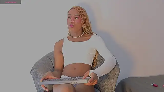 Snapshot of brit_davis chatting on 03.03.26 brit davis online show from 03.03.26