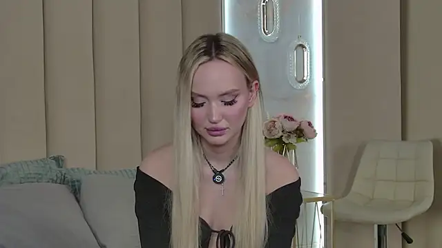 JuliaHotty  online show from 04.22.26