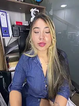 ManuelaVeeleez online show from 06.05.26