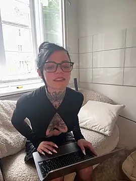 SkinnyLilly online show from 05.21.26