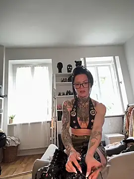 SkinnyLilly online show from 06.04.26
